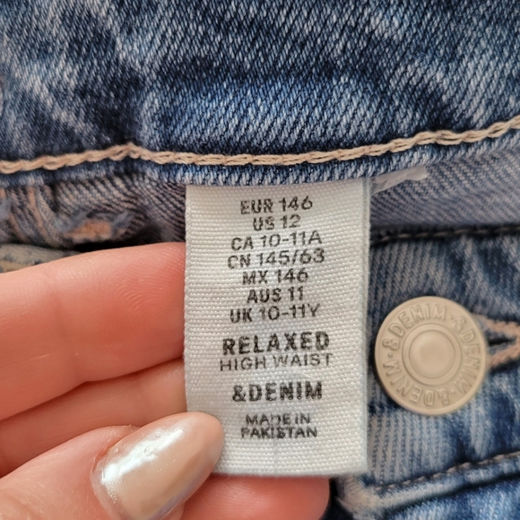 H&M destressed Jeans, - Picture 2 of 3